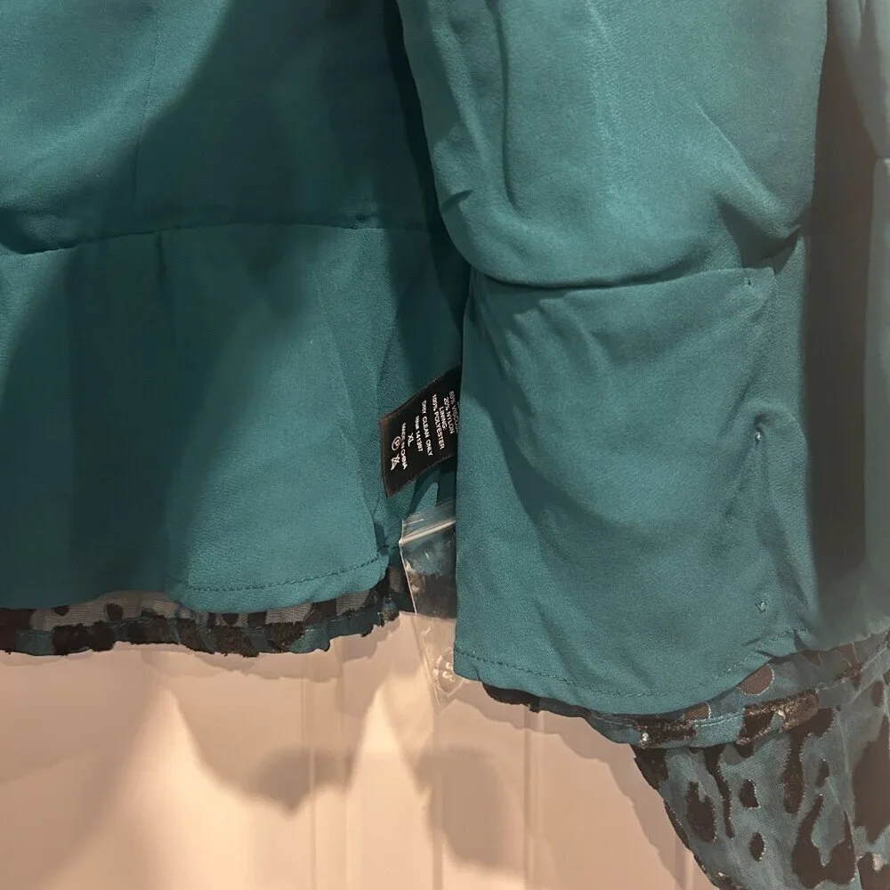 ASTR The Label Teal Leopard Wrap Blouse with Shoulder Pads Women’s Size XL - Picture 6 of 11